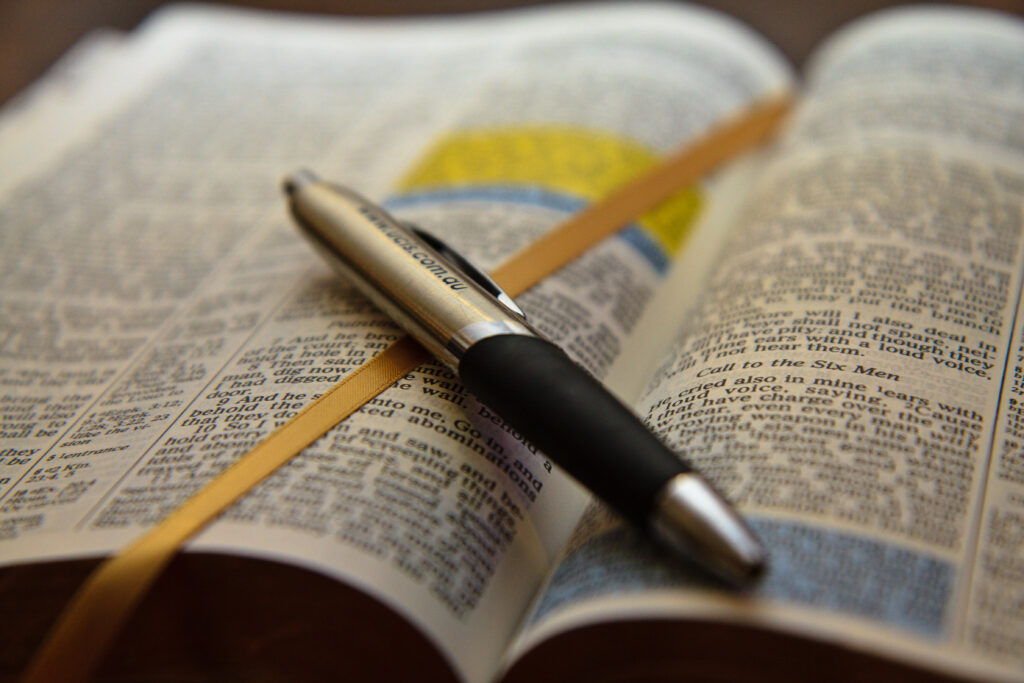 How to read the Bible with an open Bible and pen for notes